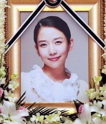 女星憂鬱輕生年僅27歲！母不捨「女兒終身未婚」低調幫冥婚　同劇男主角12年不忘墳前悼念