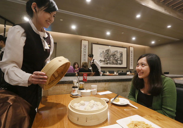 佛心企業！鼎泰豐員工曝「三餐免錢休假照吃」　老闆租房「讓員工按摩睡午覺」還加碼送新人福利