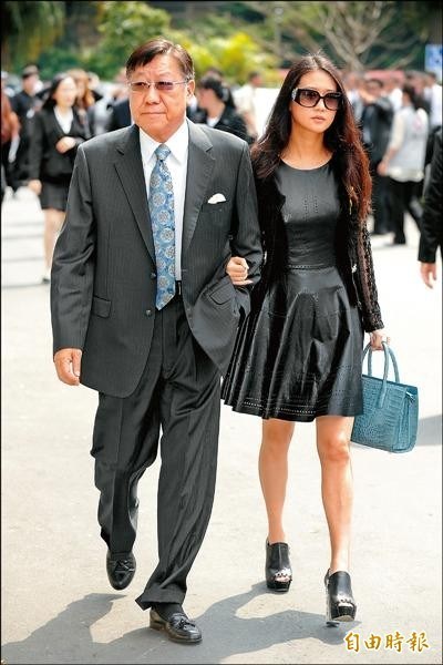 情勾聯電副董事!李珍妮未婚生女「生父卻是別人」 對方冷撇關係「每個月付20萬」讓她好心寒