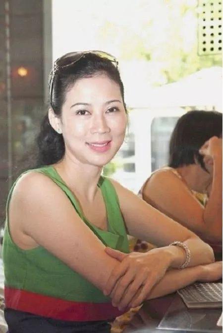 螢幕第一美女「本以為嫁給富商」爽收62萬鑽戒 沒多久「準老公當眾被捕」今帶4兒女低調生活