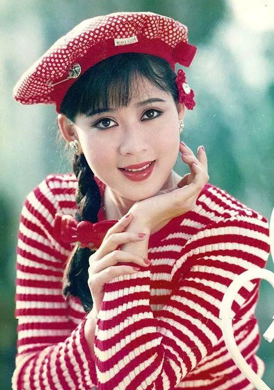 螢幕第一美女「本以為嫁給富商」爽收62萬鑽戒 沒多久「準老公當眾被捕」今帶4兒女低調生活