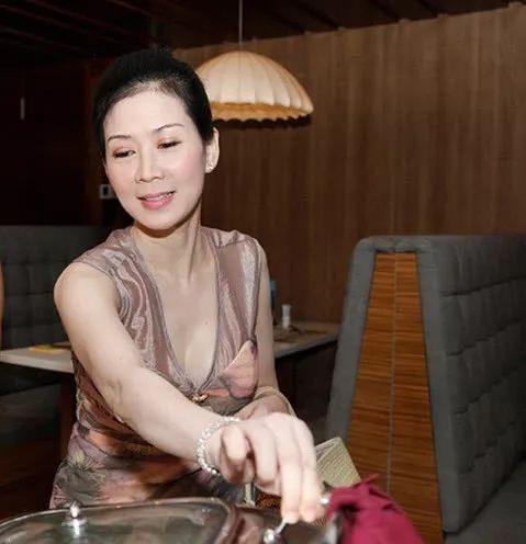 螢幕第一美女「本以為嫁給富商」爽收62萬鑽戒 沒多久「準老公當眾被捕」今帶4兒女低調生活