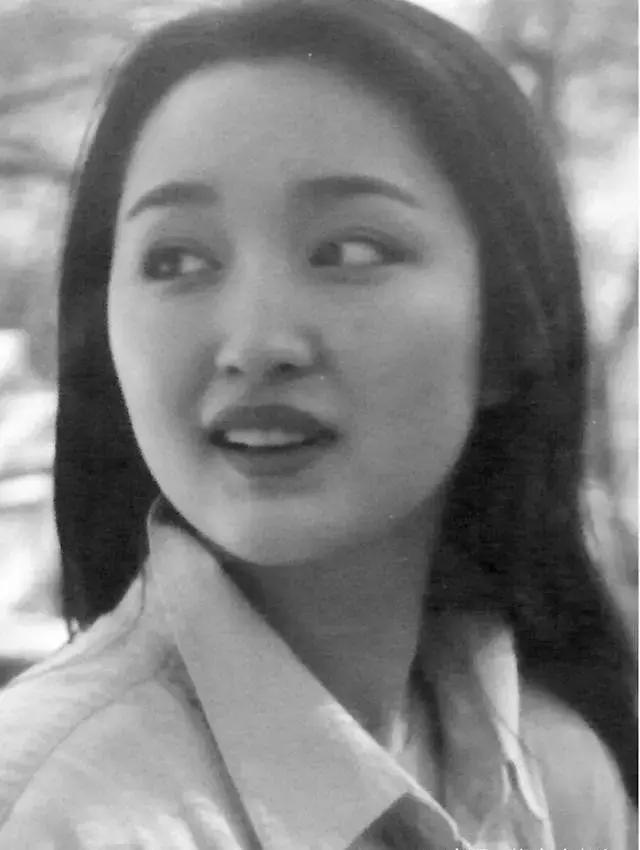 甜美歌后「為富商引產4次」3年戀愛耗盡她一生　今48歲容貌依舊「不再談愛」生活愜意