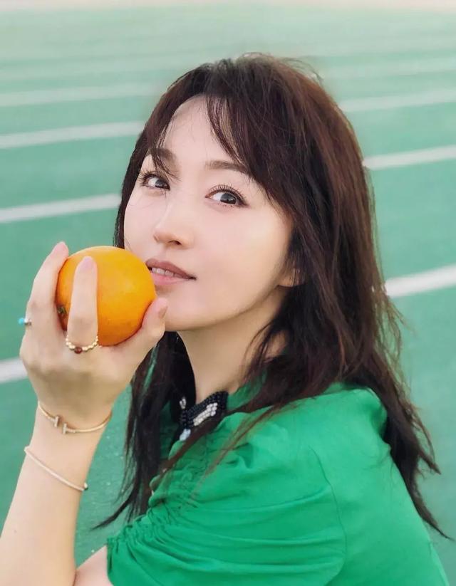 甜美歌后「為富商引產4次」3年戀愛耗盡她一生　今48歲容貌依舊「不再談愛」生活愜意