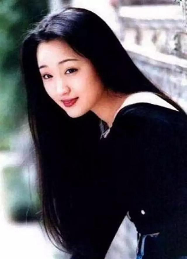 甜美歌后「為富商引產4次」3年戀愛耗盡她一生　今48歲容貌依舊「不再談愛」生活愜意