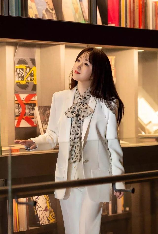 甜美歌后「為富商引產4次」3年戀愛耗盡她一生　今48歲容貌依舊「不再談愛」生活愜意