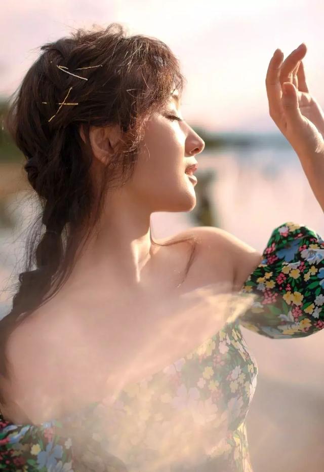 甜美歌后「為富商引產4次」3年戀愛耗盡她一生　今48歲容貌依舊「不再談愛」生活愜意