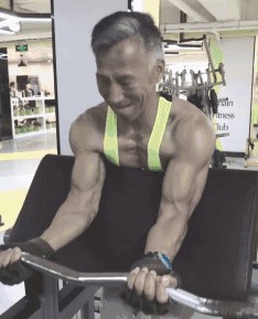 62歲型男被封為「老年彭于晏」！ 健身40年帥氣不輸小鮮肉　受邀米蘭時尚週證明「年輕人做的我也行」