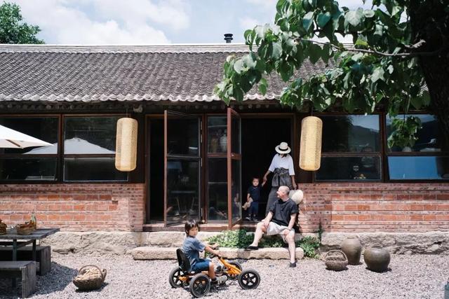 德國老公改造荒廢20年老宅　保留傳統紅磚古厝「一家四口遠離電子產品」　孩子「回歸大自然」與動植物為伍 