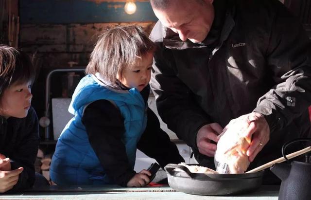 德國老公改造荒廢20年老宅　保留傳統紅磚古厝「一家四口遠離電子產品」　孩子「回歸大自然」與動植物為伍 