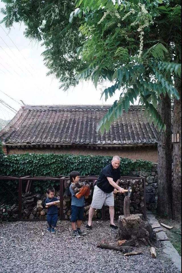 德國老公改造荒廢20年老宅　保留傳統紅磚古厝「一家四口遠離電子產品」　孩子「回歸大自然」與動植物為伍 