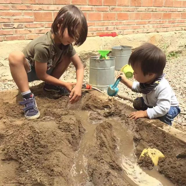 德國老公改造荒廢20年老宅　保留傳統紅磚古厝「一家四口遠離電子產品」　孩子「回歸大自然」與動植物為伍 