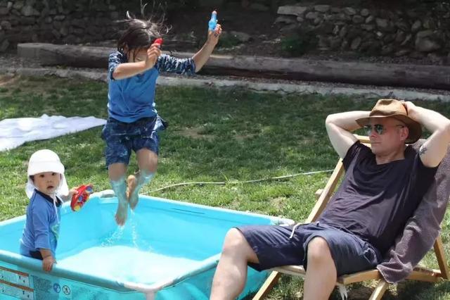 德國老公改造荒廢20年老宅　保留傳統紅磚古厝「一家四口遠離電子產品」　孩子「回歸大自然」與動植物為伍 