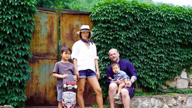 德國老公改造荒廢20年老宅　保留傳統紅磚古厝「一家四口遠離電子產品」　孩子「回歸大自然」與動植物為伍 