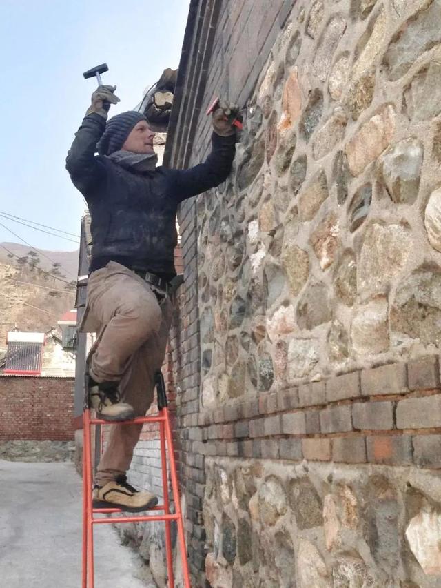 德國老公改造荒廢20年老宅　保留傳統紅磚古厝「一家四口遠離電子產品」　孩子「回歸大自然」與動植物為伍 