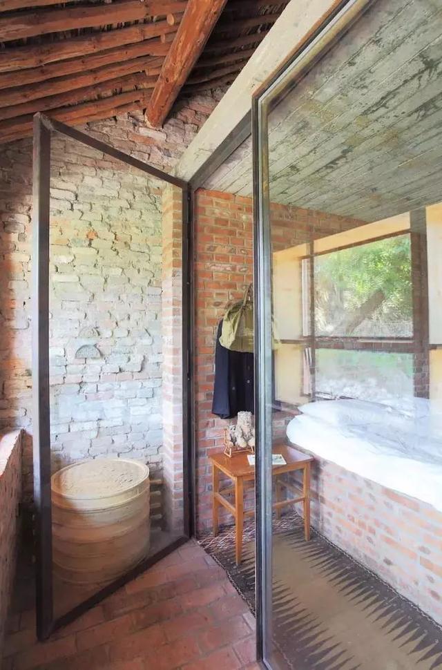 德國老公改造荒廢20年老宅　保留傳統紅磚古厝「一家四口遠離電子產品」　孩子「回歸大自然」與動植物為伍 