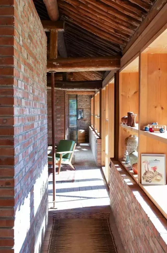 德國老公改造荒廢20年老宅　保留傳統紅磚古厝「一家四口遠離電子產品」　孩子「回歸大自然」與動植物為伍 