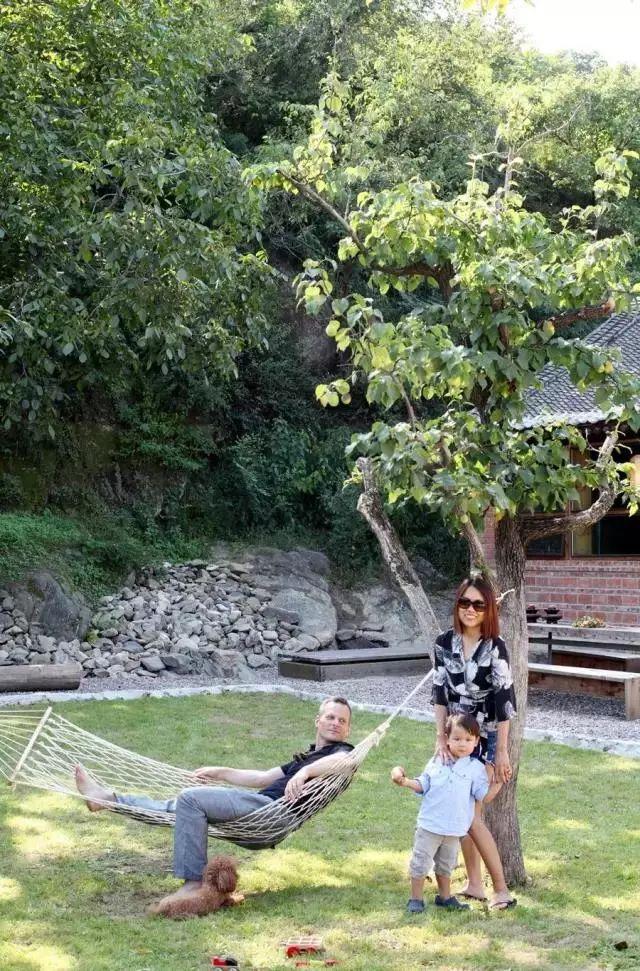 德國老公改造荒廢20年老宅　保留傳統紅磚古厝「一家四口遠離電子產品」　孩子「回歸大自然」與動植物為伍 