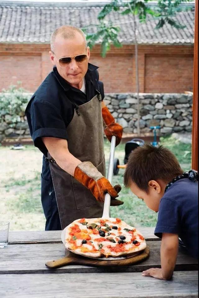 德國老公改造荒廢20年老宅　保留傳統紅磚古厝「一家四口遠離電子產品」　孩子「回歸大自然」與動植物為伍 