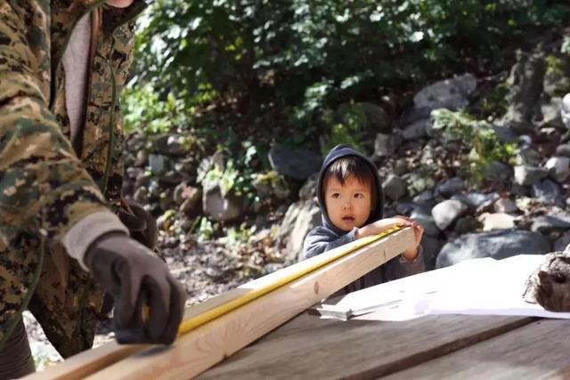 德國老公改造荒廢20年老宅　保留傳統紅磚古厝「一家四口遠離電子產品」　孩子「回歸大自然」與動植物為伍 