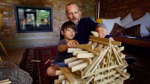 德國老公改造荒廢20年老宅　保留傳統紅磚古厝「一家四口遠離電子產品」　孩子「回歸大自然」與動植物為伍 