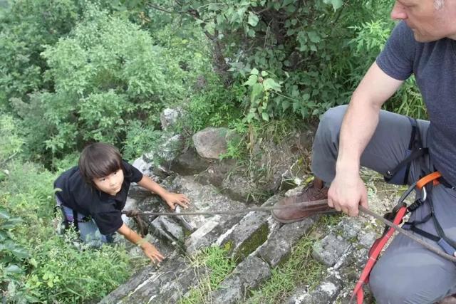 德國老公改造荒廢20年老宅　保留傳統紅磚古厝「一家四口遠離電子產品」　孩子「回歸大自然」與動植物為伍 