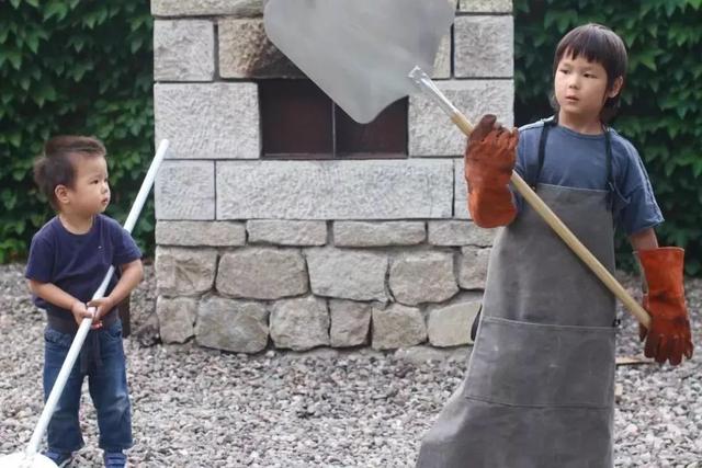 德國老公改造荒廢20年老宅　保留傳統紅磚古厝「一家四口遠離電子產品」　孩子「回歸大自然」與動植物為伍 