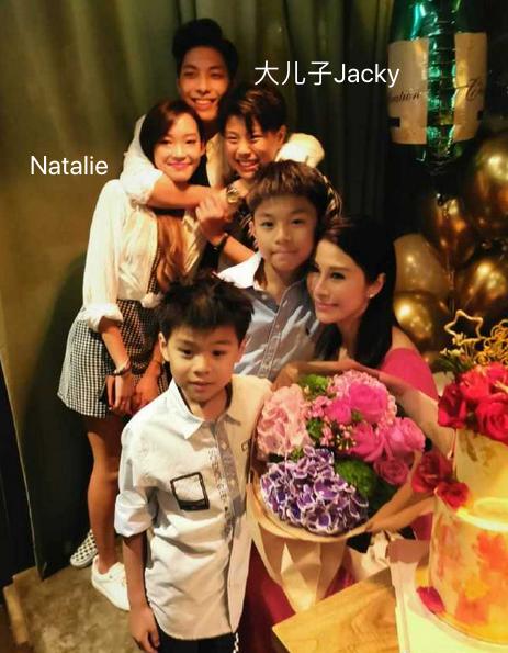 與成龍保鑣離婚再嫁醫生「多次原諒丈夫出軌」 「42歲已是4個兒子的媽」容貌身材不輸20歲未來兒媳