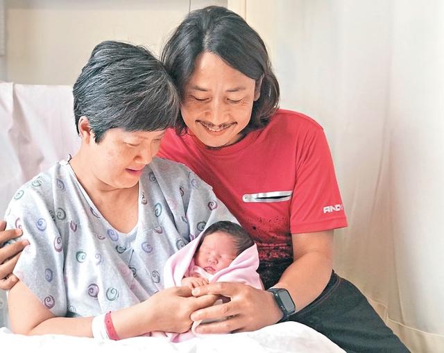 「52歲太太備孕9年」終於為他生下一女　心疼愛妻高齡生產命懸一線「花十多萬不嫌貴」