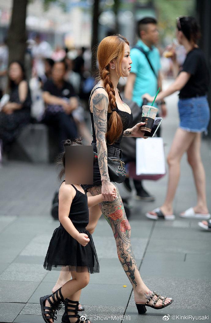 被酸帶壞小孩！刺青辣媽「牽女兒逛街」引人側目　高EQ回應「曝驚人身份」網支持：妳很棒！