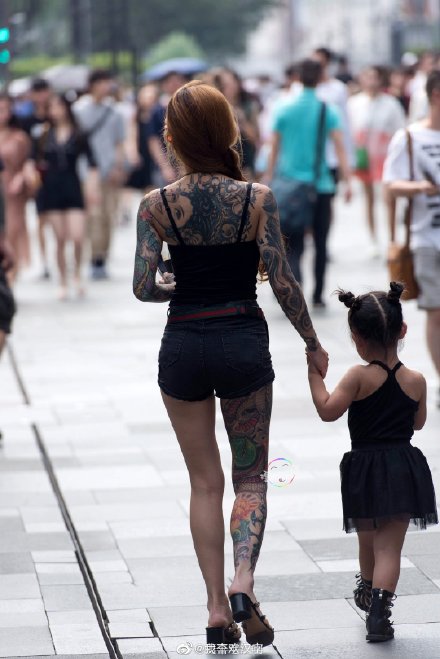 被酸帶壞小孩！刺青辣媽「牽女兒逛街」引人側目　高EQ回應「曝驚人身份」網支持：妳很棒！