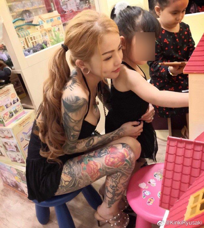 被酸帶壞小孩！刺青辣媽「牽女兒逛街」引人側目　高EQ回應「曝驚人身份」網支持：妳很棒！