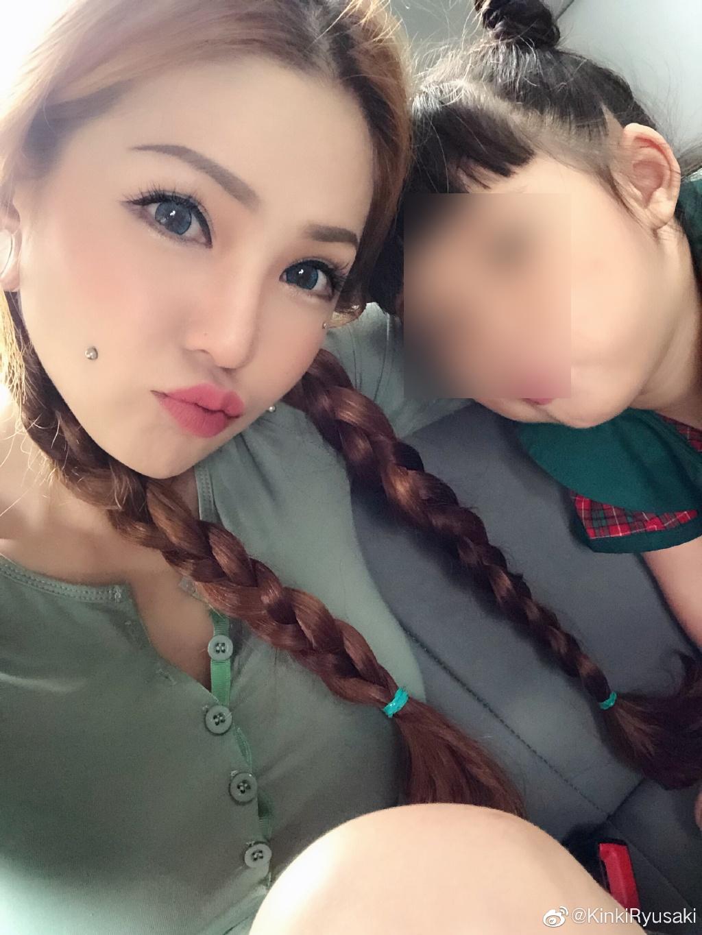 被酸帶壞小孩！刺青辣媽「牽女兒逛街」引人側目　高EQ回應「曝驚人身份」網支持：妳很棒！
