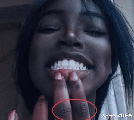 非洲「劉亦菲」欺騙了多少人？離開PS美顏，素顏未修圖放大後：被手暴露真實顔值！