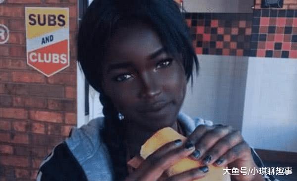 非洲「劉亦菲」欺騙了多少人？離開PS美顏，素顏未修圖放大後：被手暴露真實顔值！