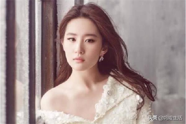 非洲「劉亦菲」欺騙了多少人？離開PS美顏，素顏未修圖放大後：被手暴露真實顔值！