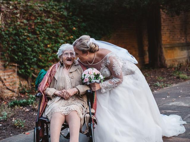 新娘結婚請87歲嬤當花童！「坐輪椅進場」賓客感動落淚　孫女美夢成真：她讓婚禮變完美