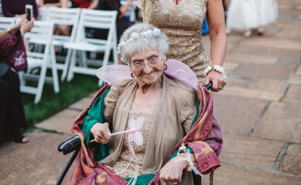 新娘結婚請87歲嬤當花童！「坐輪椅進場」賓客感動落淚　孫女美夢成真：她讓婚禮變完美