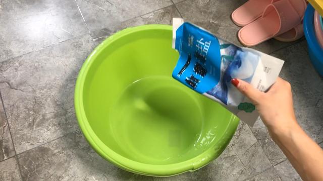 拖把又黑又髒很難清洗？用一個小妙招，瞬間把拖把洗的乾乾凈凈