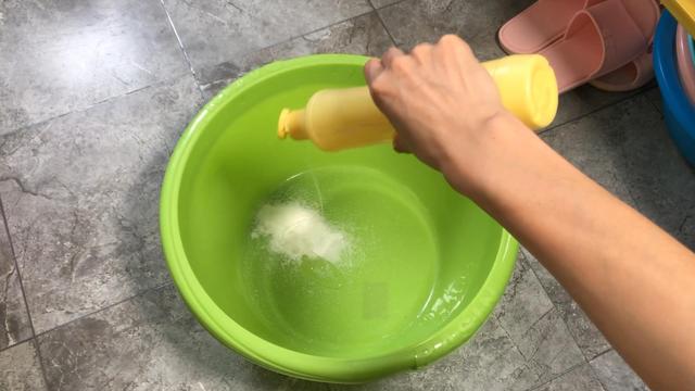 拖把又黑又髒很難清洗？用一個小妙招，瞬間把拖把洗的乾乾凈凈