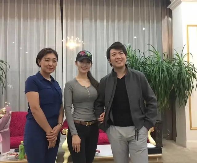 鋼琴家「郎朗夫妻聯彈」超甜蜜，小12歲嬌妻穿弔帶裙，「身材曲線」好到令人驚艷！