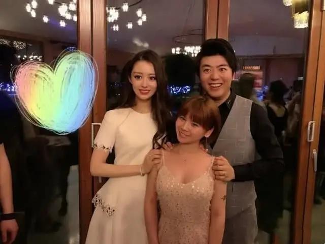 鋼琴家「郎朗夫妻聯彈」超甜蜜，小12歲嬌妻穿弔帶裙，「身材曲線」好到令人驚艷！