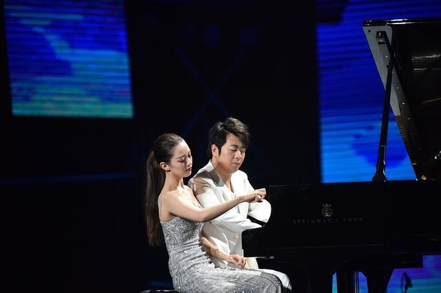 鋼琴家「郎朗夫妻聯彈」超甜蜜，小12歲嬌妻穿弔帶裙，「身材曲線」好到令人驚艷！