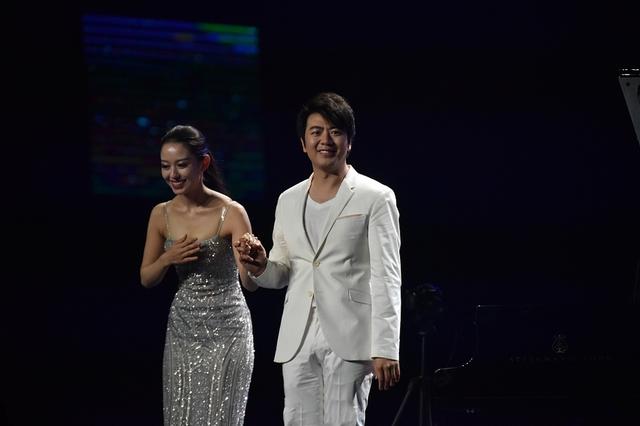 鋼琴家「郎朗夫妻聯彈」超甜蜜，小12歲嬌妻穿弔帶裙，「身材曲線」好到令人驚艷！