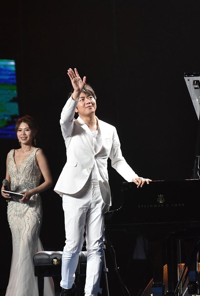 鋼琴家「郎朗夫妻聯彈」超甜蜜，小12歲嬌妻穿弔帶裙，「身材曲線」好到令人驚艷！