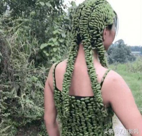  少女用「蒼耳」製作了漂亮的衣裳，連頭髮都沾滿了蒼耳，接下來不堪設想了！