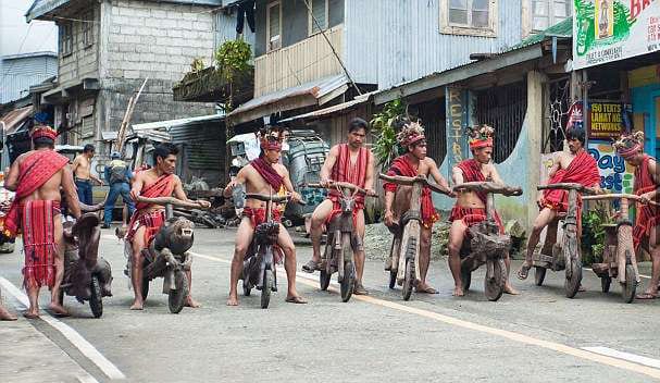 超猛原住民DIY「木雕腳踏車」騎上街　拉風狂飆「舉辦尬車比賽」近看：更勝BWS！