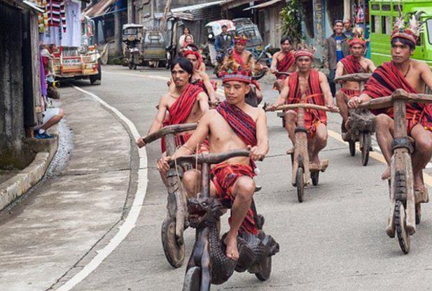 超猛原住民DIY「木雕腳踏車」騎上街　拉風狂飆「舉辦尬車比賽」近看：更勝BWS！