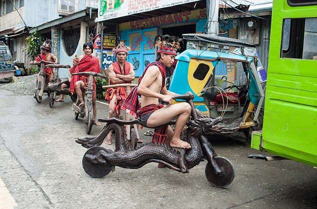 超猛原住民DIY「木雕腳踏車」騎上街　拉風狂飆「舉辦尬車比賽」近看：更勝BWS！