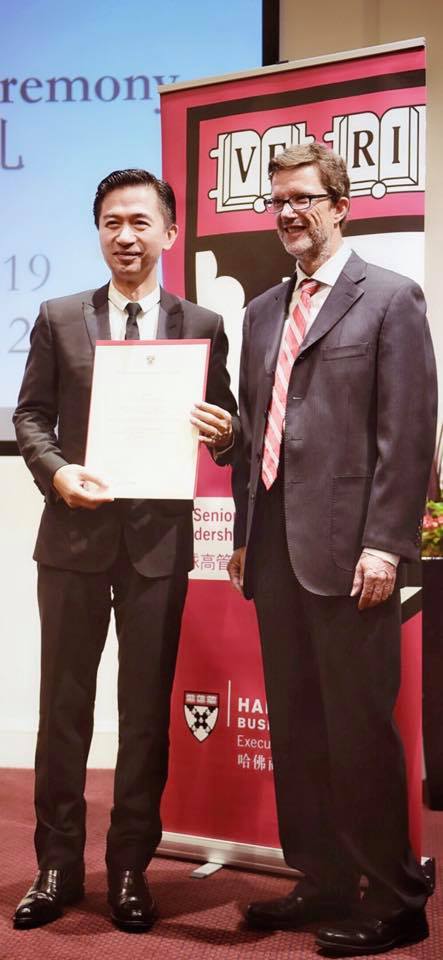 53歲黃舒駿晉升哈佛校友！「3年砸300萬」同學都是企業家　小24歲嬌妻「宛如單親媽」卻無怨言